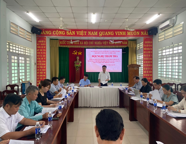 (Ông Nguyễn Văn Hướng - Trưởng Ban Văn hóa - Xã hội và ông Nguyễn Tiến Thịnh Trưởng Ban Kinh tế - Ngân sách HĐND xã đồng chủ trì hội nghị)