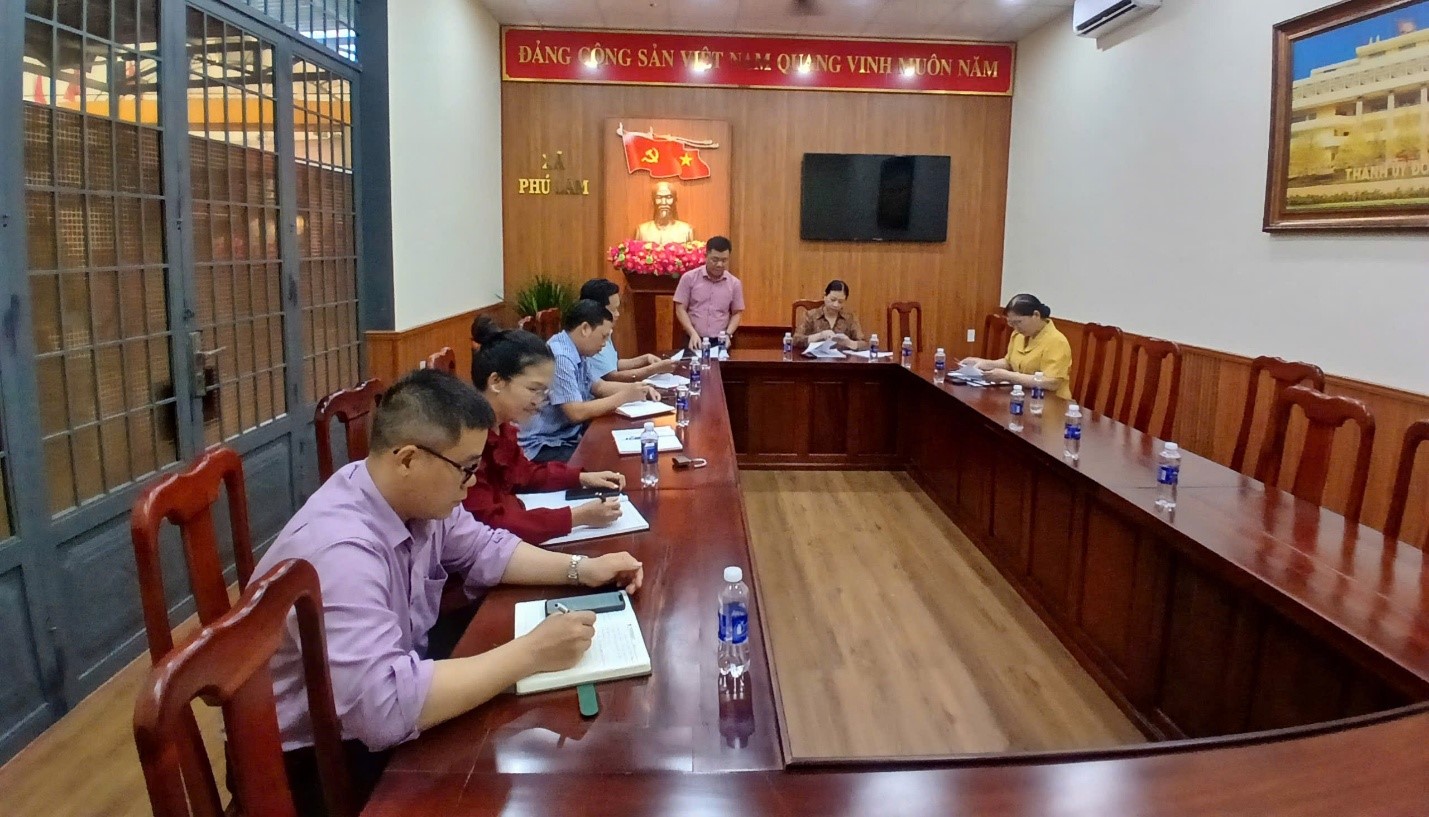 Quang cảnh hội nghị thông qua báo cáo kiểm tra nhiệm vụ chính trị của Đoàn kiểm tra Đảng ủy các cơ quan đảng tại chi bộ Ủy ban Kiểm tra. Ảnh Văn Tuân
