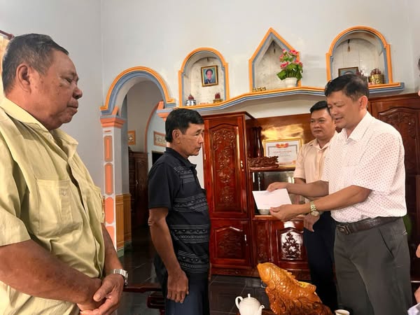 LÃNH ĐẠO XÃ PHÚ LÝ THĂM, TẶNG QUÀ GIA ĐÌNH CHÍNH SÁCH NHÂN KỶ NIỆM KỶ NIỆM 78 NĂM NGÀY THƯƠNG BINH - LIỆT SĨ (27-7-1947 - 27-7-2025)