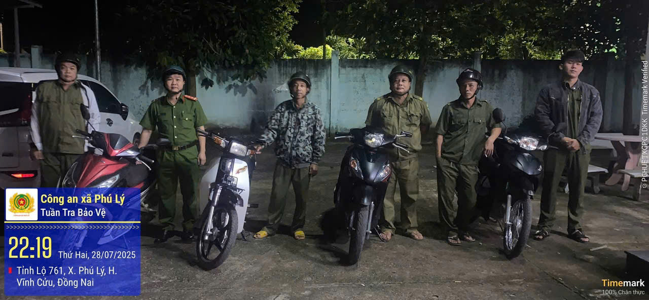 Lực lượng Công an xã Phú Lý tuần tra