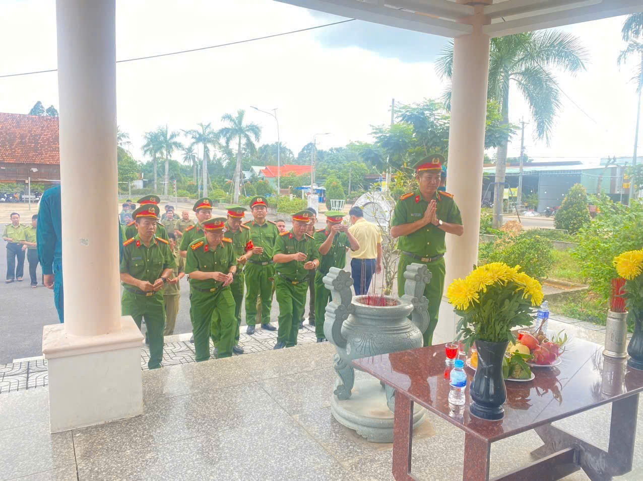 CÔNG AN XÃ PHÚ LÝ TƯỞNG NHỚ VÀ TRI ÂN CÁC ANH HÙNG LIỆT SỸ