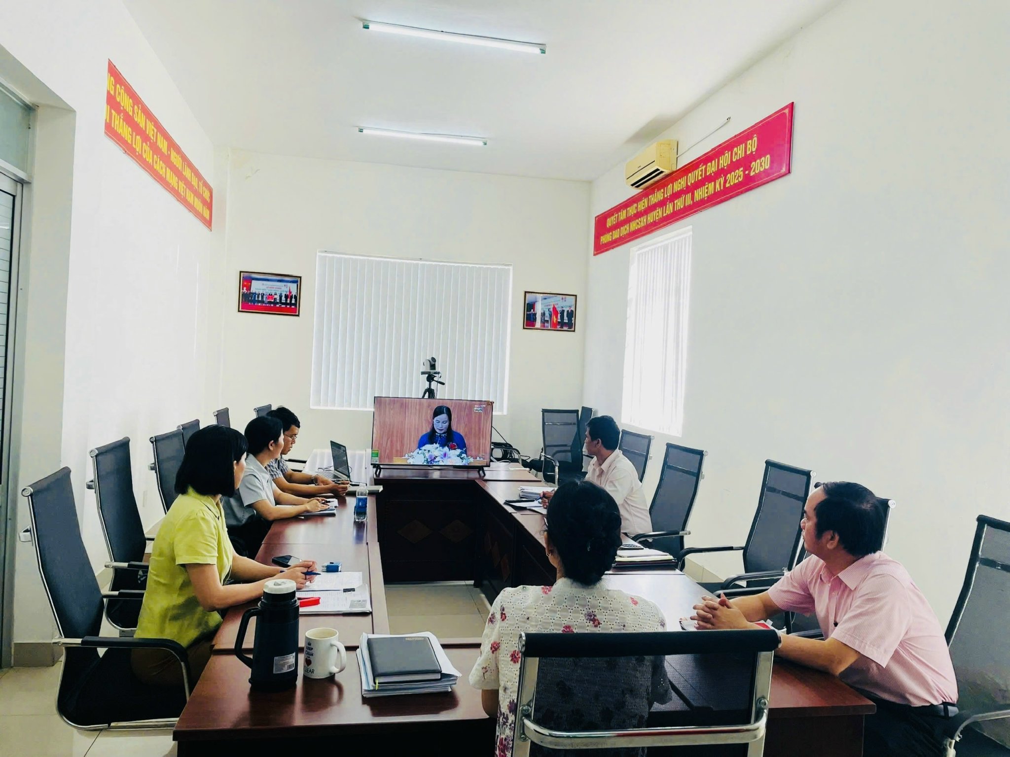 CHI BỘ PHÒNG GIAO DỊCH NGÂN HÀNG CHÍNH SÁCH XÃ HỘI THAM DỰ SINH HOẠT CHI BỘ THÁNG 10/2025 QUA TRUYỀN HÌNH VÀ PHÁT THANH TRỰC TIẾP