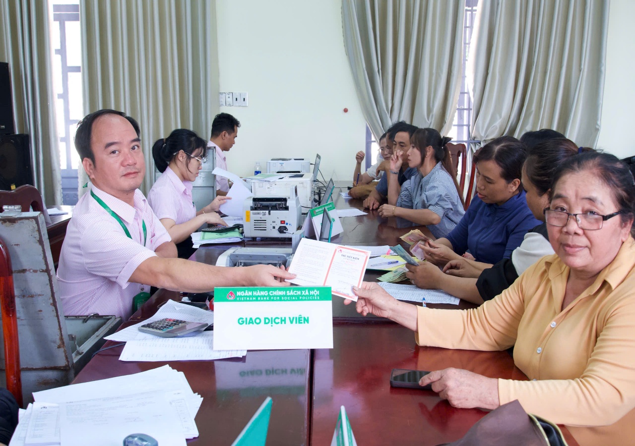 GỬI TIẾT KIỆM TẠI NGÂN HÀNG CHÍNH SÁCH XÃ HỘI LÀ ĐỒNG HÀNH VỚI NHÀ NƯỚC TRONG CÔNG CUỘC GIẢM NGHÈO, AN SINH XÃ HỘI