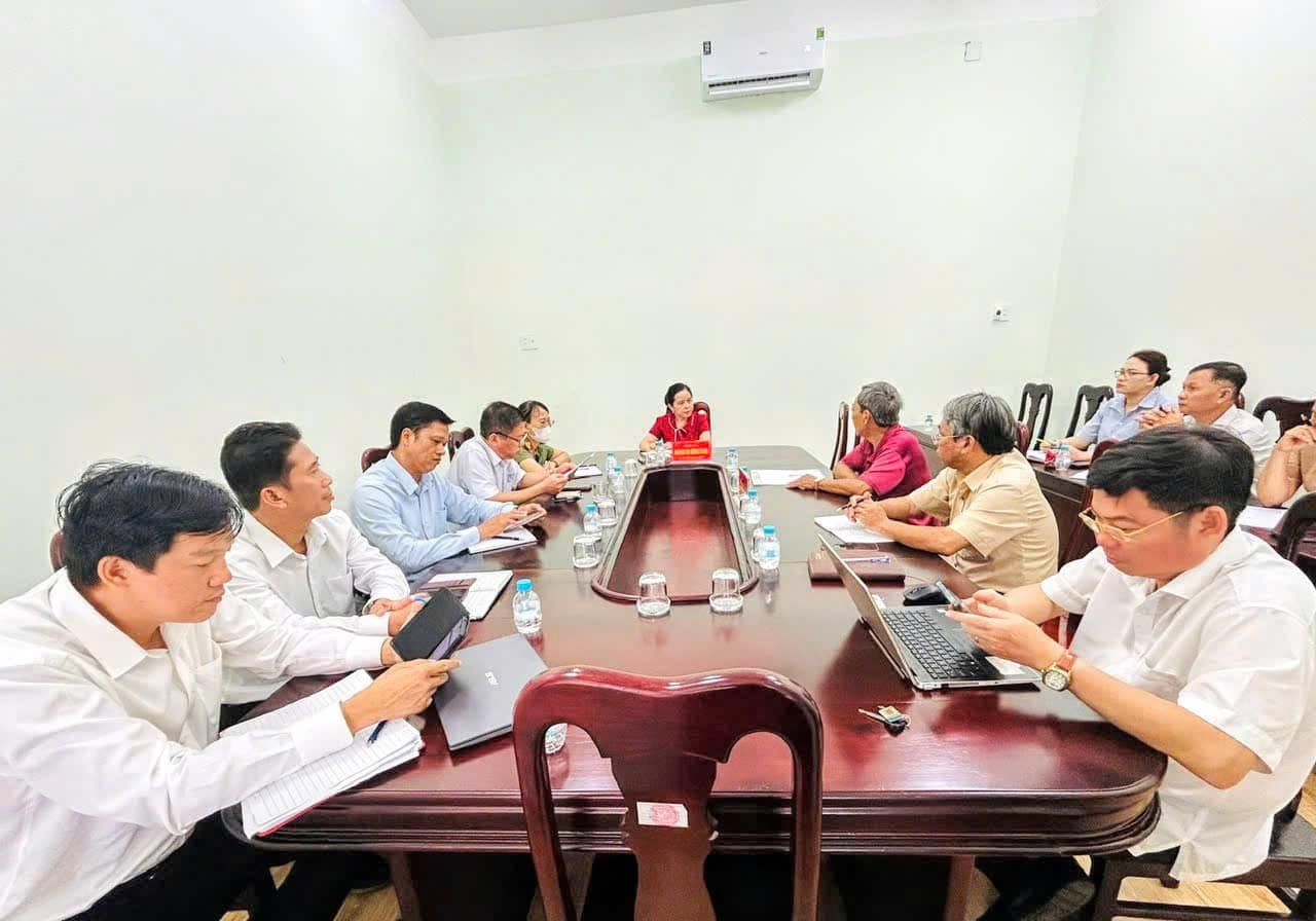 Đồng chí Nguyễn Thị Hương Giang – Tỉnh ủy viên, Bí thư Đảng ủy phường Phước Long tiếp công dân định kỳ tháng 10/2025