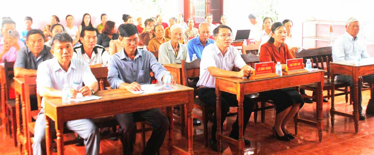 Phó Bí thư trường trực Đảng ủy, Chủ tịch HĐND phường Lê Đình Thắng chung vui Ngày hội Đoàn kết toàn dân tộc tại khu phố Bàu Nghé