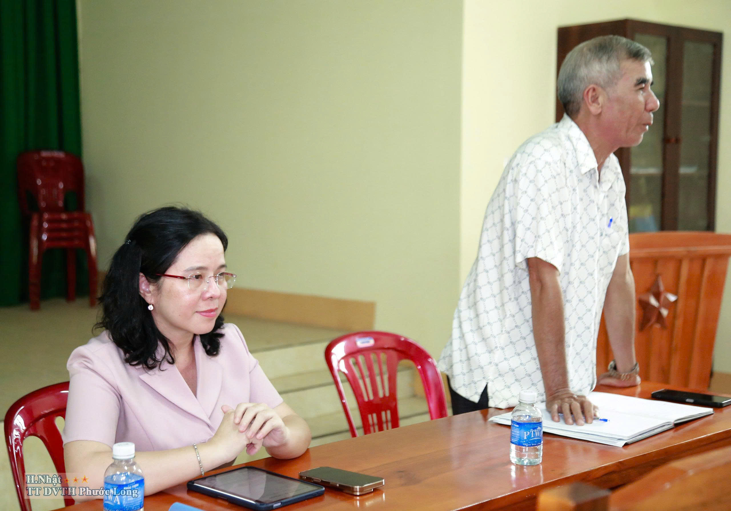 Tỉnh ủy viên, Bí thư Đảng ủy phường Phước Long Nguyễn Thị Hương Giang dự sinh hoạt Chi bộ khu phố Phước Yên