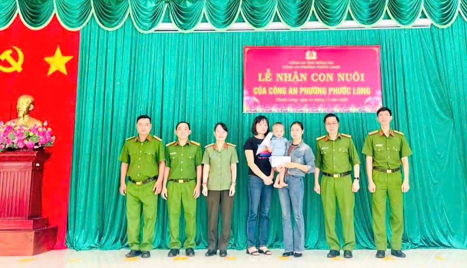 CÔNG AN PHƯỜNG PHƯỚC LONG TỔ CHỨC LỄ NHẬN CON NUÔI THEO CHƯƠNG TRÌNH “CON NUÔI CÔNG AN XÃ”