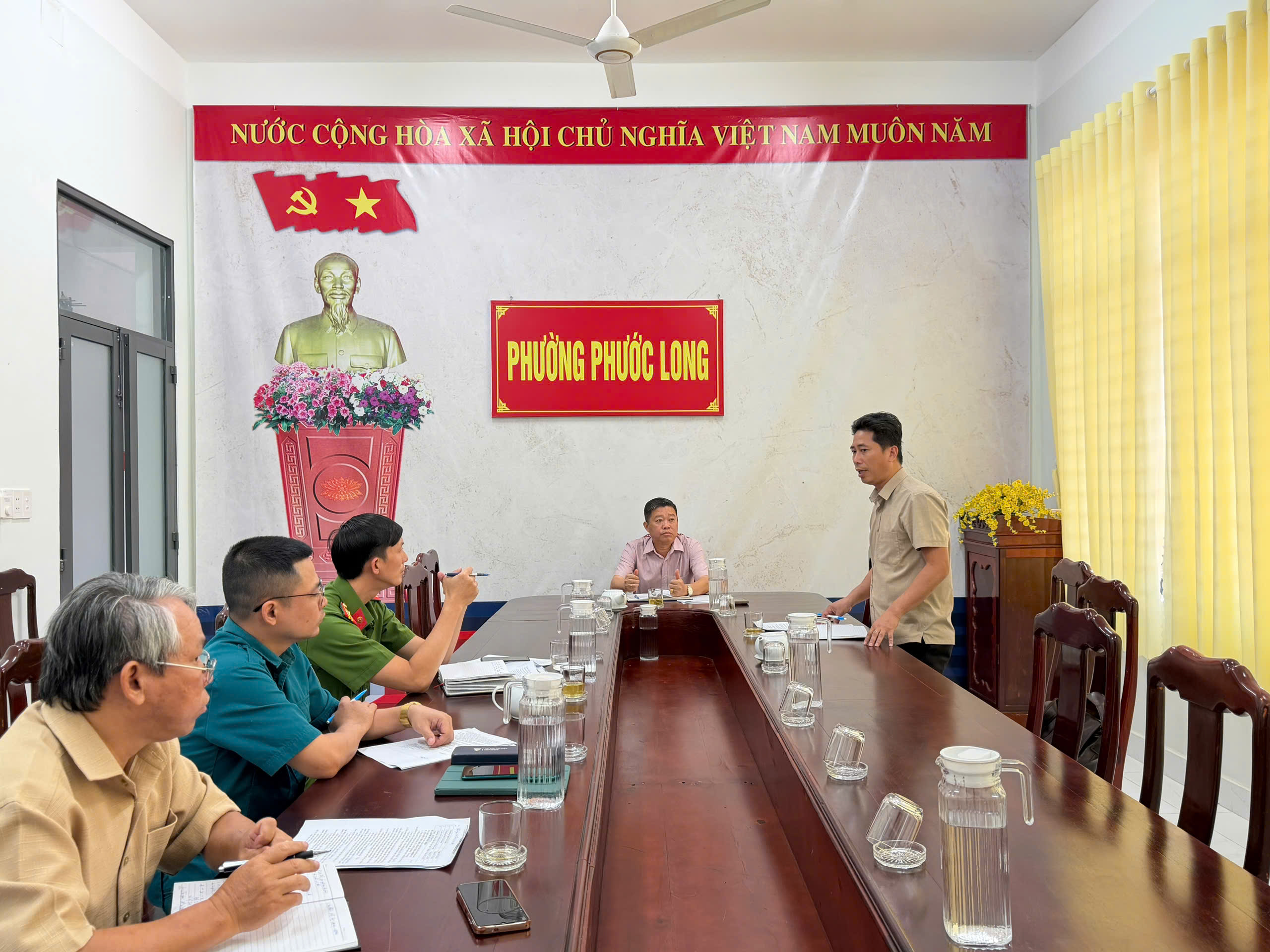 UBND phường Phước Long họp thông qua dự thảo kế hoạch kiểm tra, xử lý các hành vi vi phạm trật tự đô thị trên địa bàn