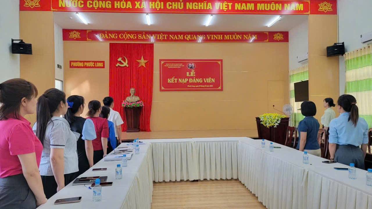 CHI BỘ CƠ QUAN UBMTTQ VIỆT NAM PHƯỜNG PHƯỚC LONG TỔ CHỨC LỄ KẾT NẠP ĐẢNG CHO QUẦN CHÚNG ƯU TÚ