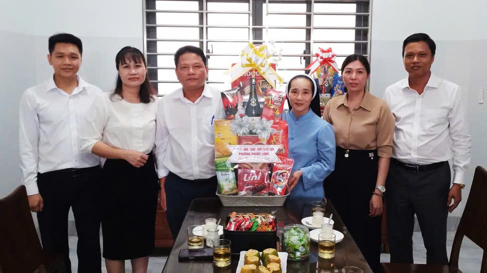 LÃNH ĐẠO PHƯỜNG PHƯỚC LONG THĂM, TẶNG QUÀ NHÂN DỊP LỄ GIÁNG SINH
