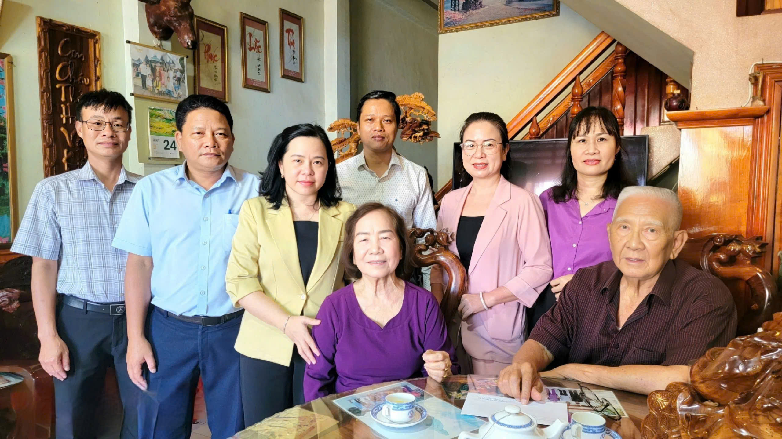 Lãnh đạo Đảng ủy, HĐND-UBND, UBMTTQVN phường Phước Long thăm, tặng quà các gia đình người có công với cách mạng tham gia chiến đấu tại chiến trường Phước Long