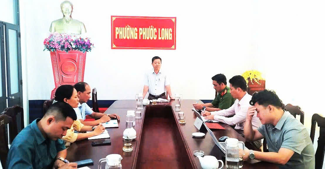 Đồng chí Đặng Xông Pha, UVBTV Đảng ủy, Phó chủ tịch UBND phường chủ trì họp Tổ kiểm tra, xử lý trật tự đô thị