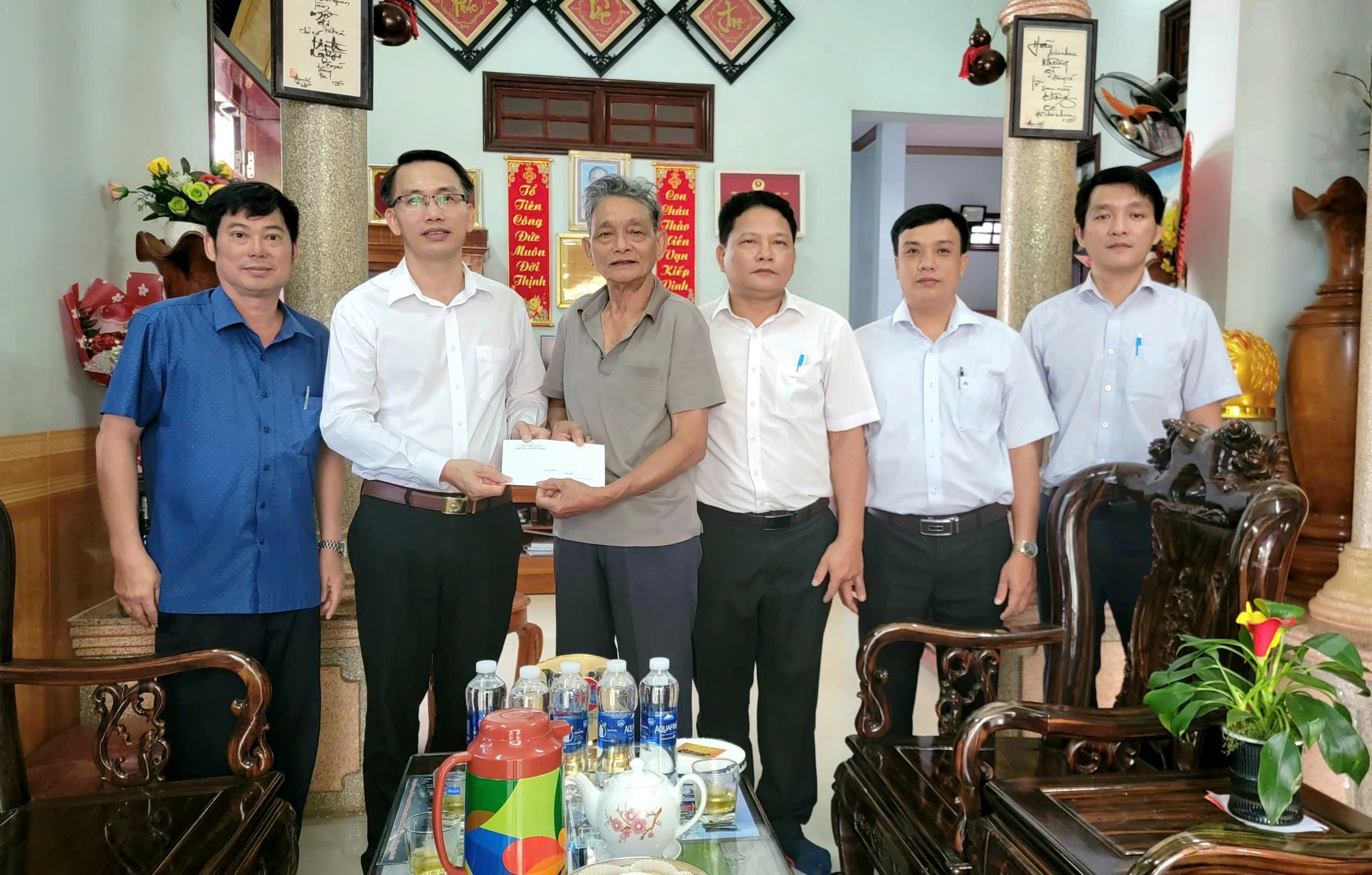 Đoàn công tác phường Phước Long thăm, tặng quà các gia đình người có công với cách mạng