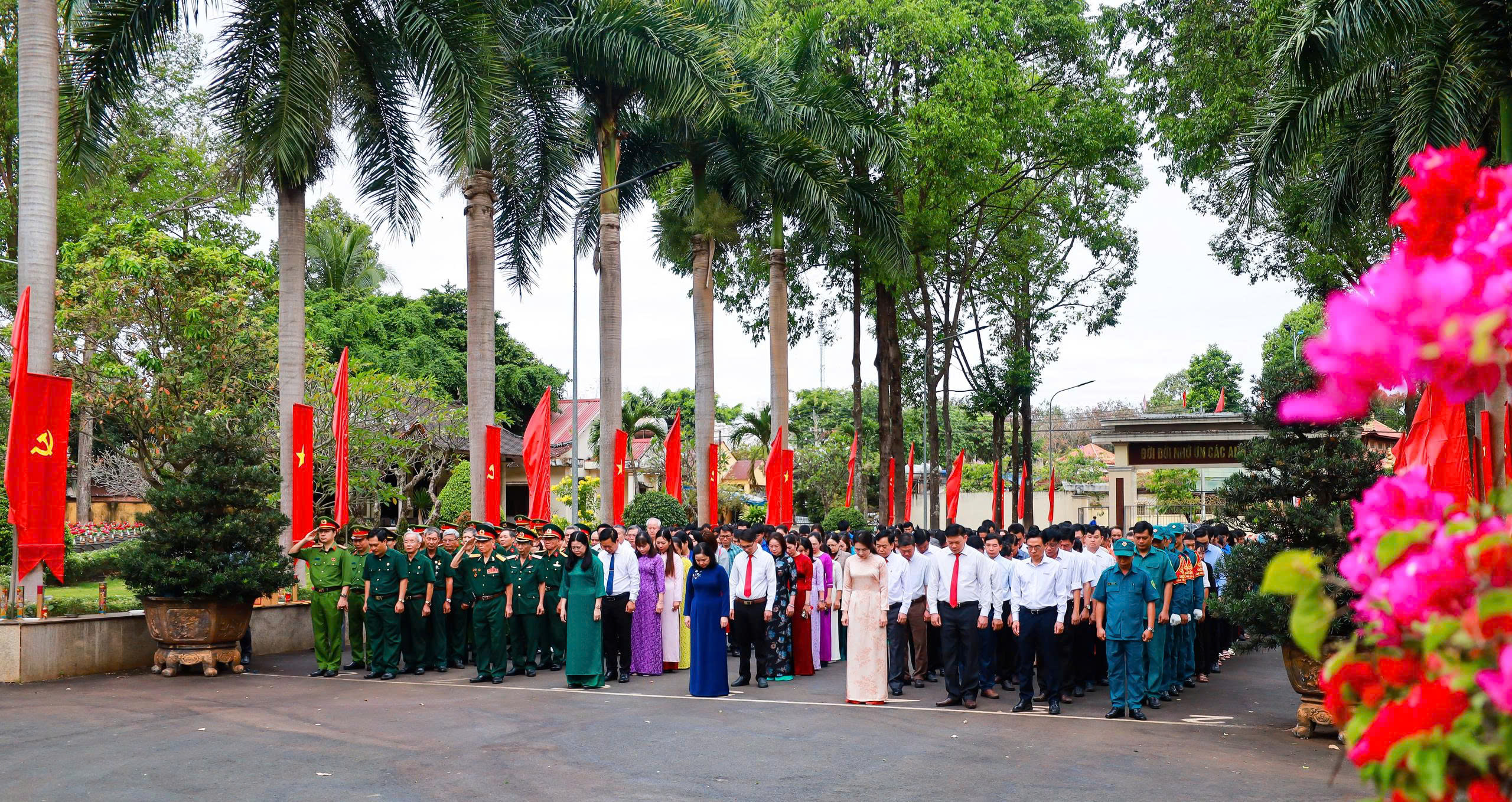 LỄ VIẾNG NGHĨA TRANG LIỆT SĨ NHÂN KỶ NIỆM 51 NĂM NGÀY GIẢI PHÓNG PHƯỚC LONG