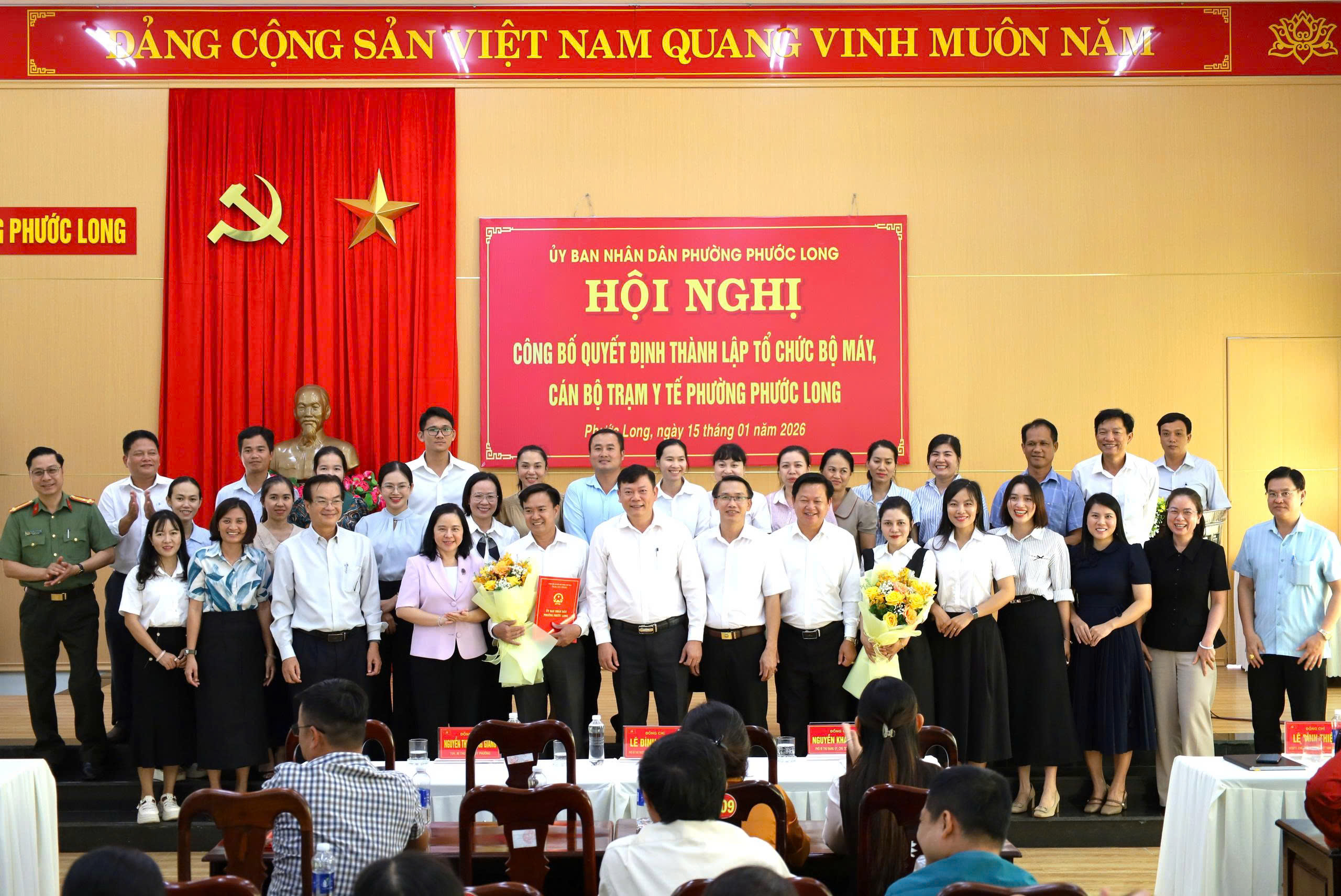 HỘI NGHỊ CÔNG BỐ CÁC QUYẾT ĐỊNH THÀNH LẬP, TIẾP NHẬN VÀ BỐ TRÍ CÔNG TÁC ĐỐI VỚI VIÊN CHỨC TRẠM Y TẾ PHƯỜNG PHƯỚC LONG