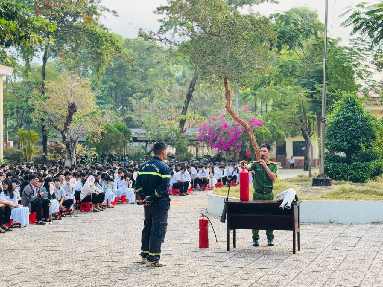 1.400 HỌC SINH TRƯỜNG THPT PHƯỚC LONG ĐƯỢC TRANG BỊ KỸ NĂNG PHÒNG CHÁY, CHỮA CHÁY VỚI CHỦ ĐỀ “ĐỢI CỨU HAY TỰ CỨU”