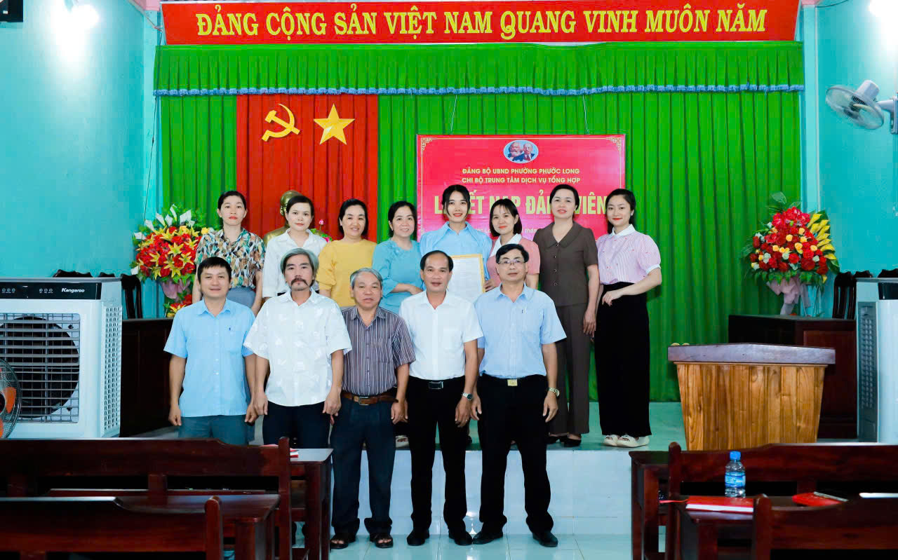 CHI BỘ TRUNG TÂM DVTH PHƯỜNG PHƯỚC LONG TỔ CHỨC LỄ KẾT NẠP ĐẢNG VIÊN MỚI