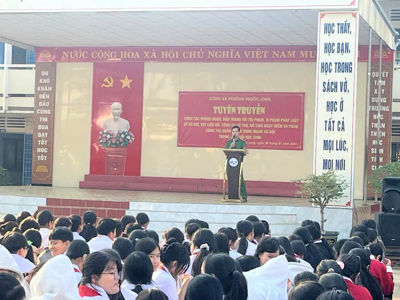 CÔNG AN PHƯỜNG PHƯỚC LONG ĐẨY MẠNH TUYÊN TRUYỀN PHÁP LUẬT, HƯỚNG DẪN KỸ NĂNG QUẢN LÝ, SỬ DỤNG MẠNG XÃ HỘI CHO HỌC SINH