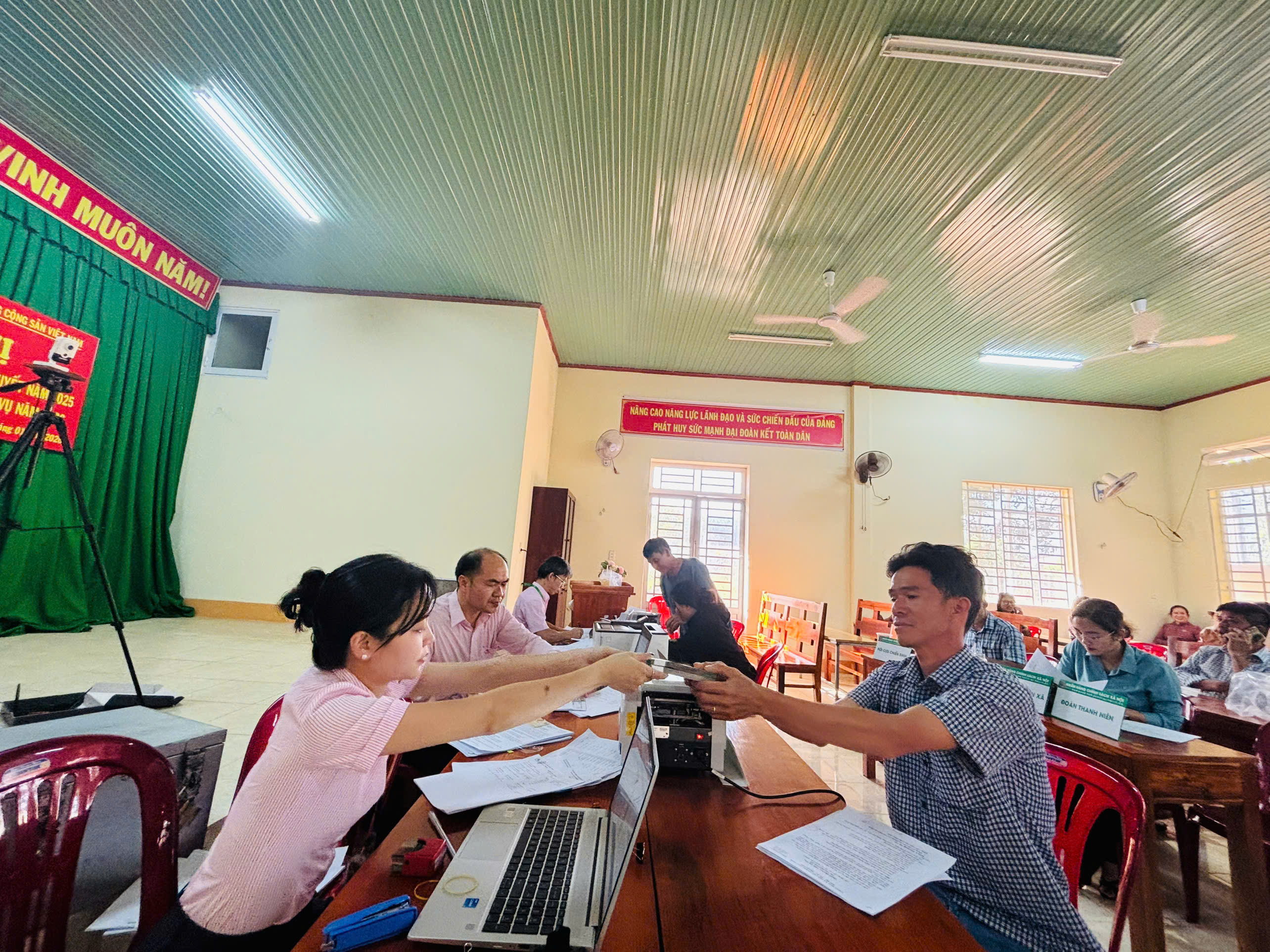 PHÒNG GIAO DỊCH NGÂN HÀNG CHÍNH SÁCH XÃ HỘI PHƯỚC LONG HỖ TRỢ NGƯỜI LAO ĐỘNG VAY VỐN, GÓP PHẦN THÚC ĐẨY PHÁT TRIỂN KINH TẾ VÀ BẢO ĐẢM AN SINH XÃ HỘI