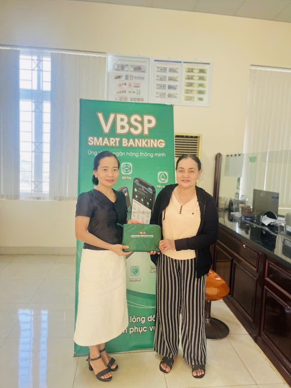 PHÒNG GIAO DỊCH NGÂN HÀNG CHÍNH SÁCH XÃ HỘI PHƯỚC LONG PHỐI HỢP CÙNG MASTERCARD TẶNG ÁO MƯA TRI ÂN KHÁCH HÀNG GỬI TIẾT KIỆM