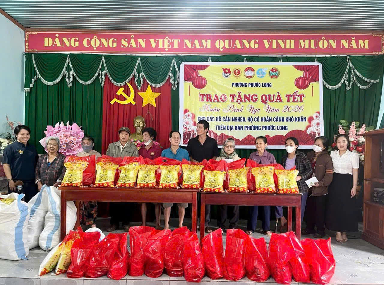 MẶT TRẬN PHƯỜNG PHƯỚC LONG: TRAO 50 PHẦN QUÀ TẾT CHO HỘ CẬN NGHÈO, HỘ CÓ HOÀN CẢNH KHÓ KHĂN