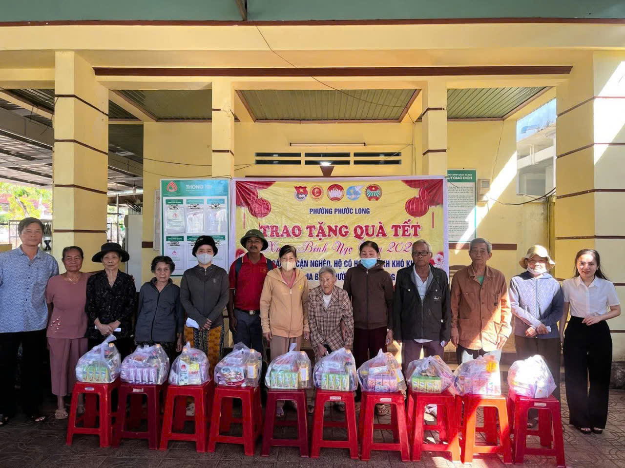 MẶT TRẬN PHƯỜNG PHƯỚC LONG: TRAO 100 PHẦN QUÀ TẾT CHO HỘ CẬN NGHÈO, HỘ CÓ HOÀN CẢNH KHÓ KHĂN TRÊN ĐỊA BÀN