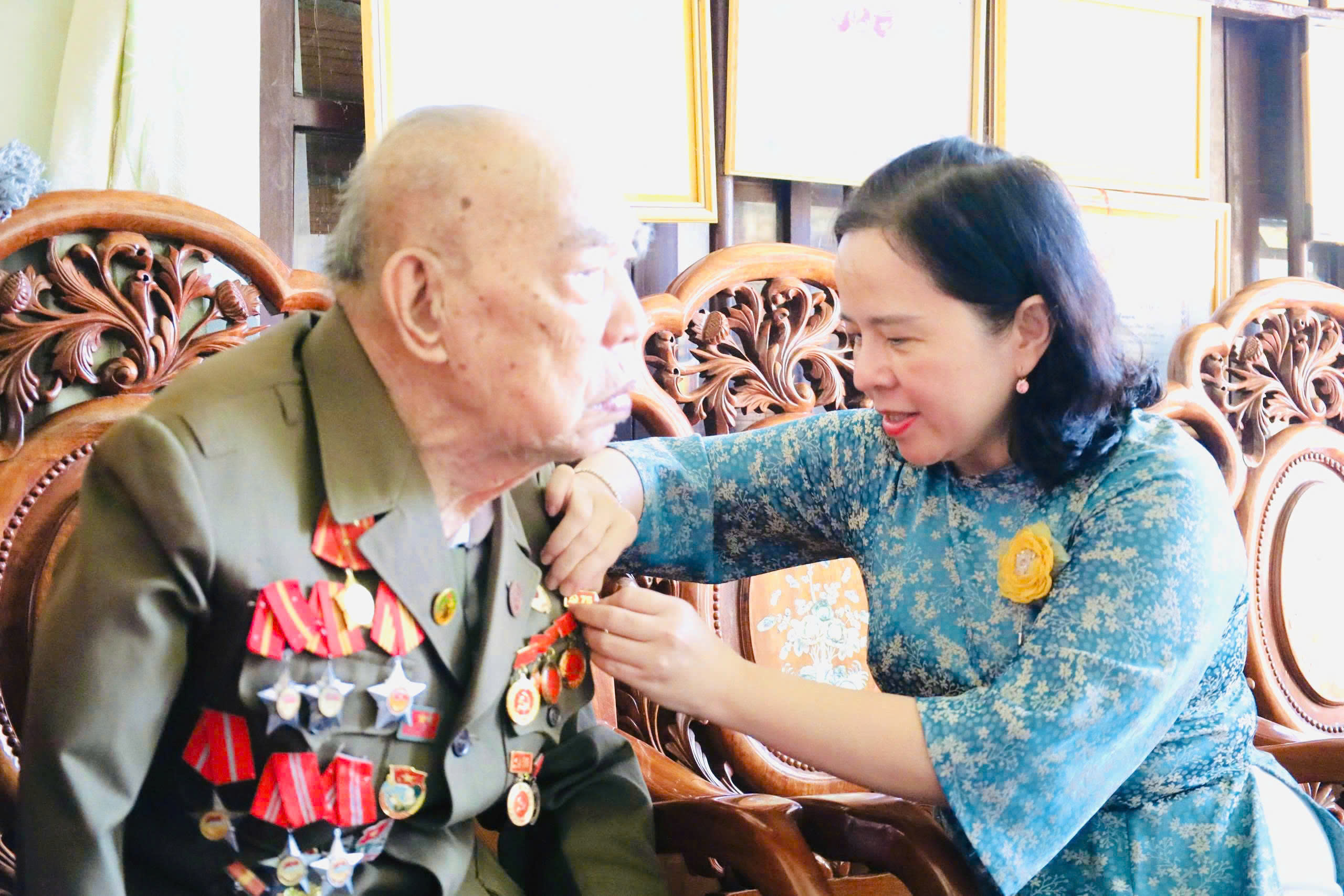 ĐỒNG CHÍ BÍ THƯ ĐẢNG ỦY PHƯỜNG PHƯỚC LONG THĂM, TRAO TẶNG HUY HIỆU ĐẢNG ĐỢT 3/2/2026 CHO ĐẢNG VIÊN CAO TUỔI