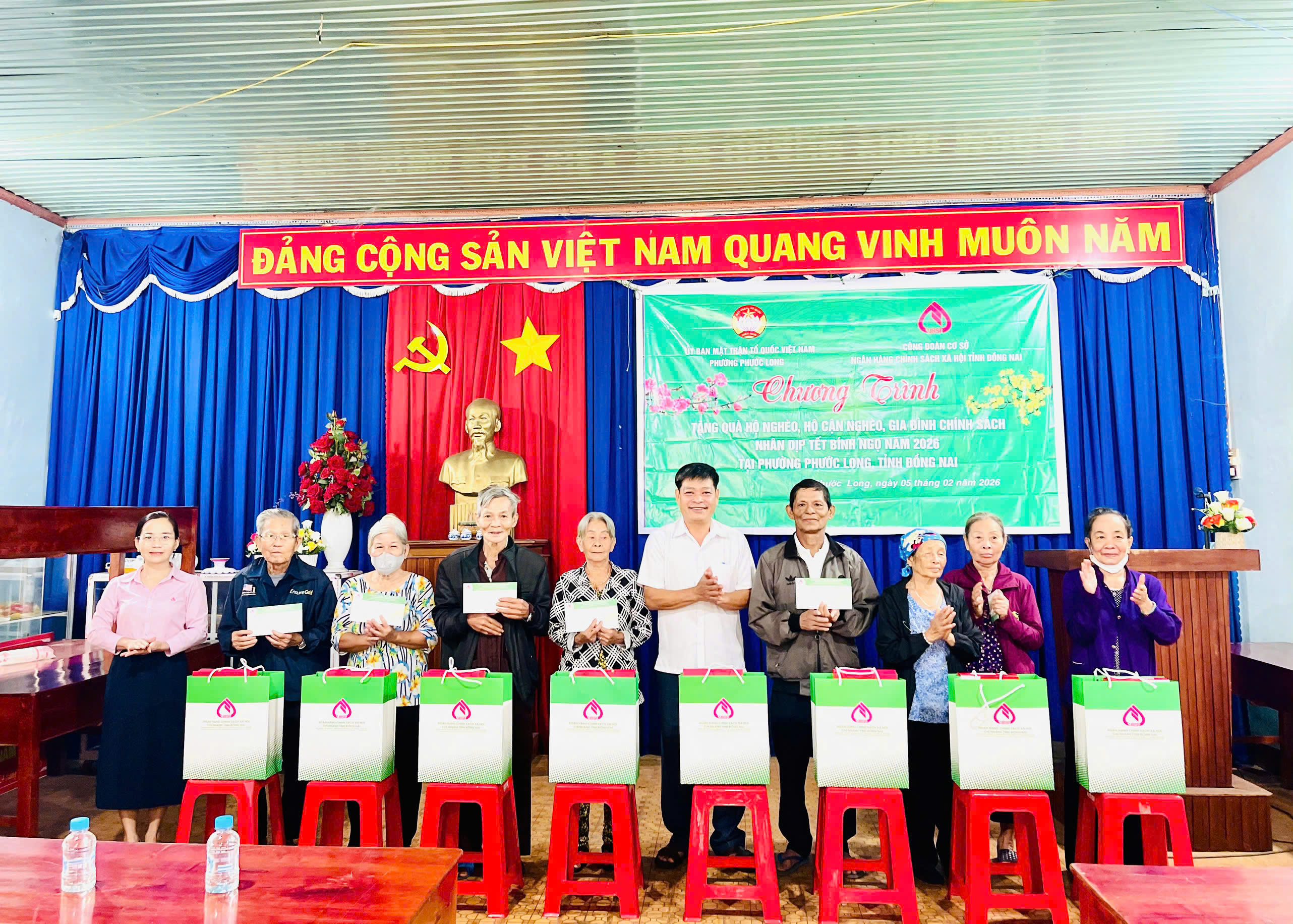 UBMTTQ PHƯỜNG PHỐI HỢP VỚI CÔNG ĐOÀN NHCSXH TỈNH ĐỒNG NAI TRAO QUÀ TẾT TẠI KHU PHỐ BÌNH GIANG 2