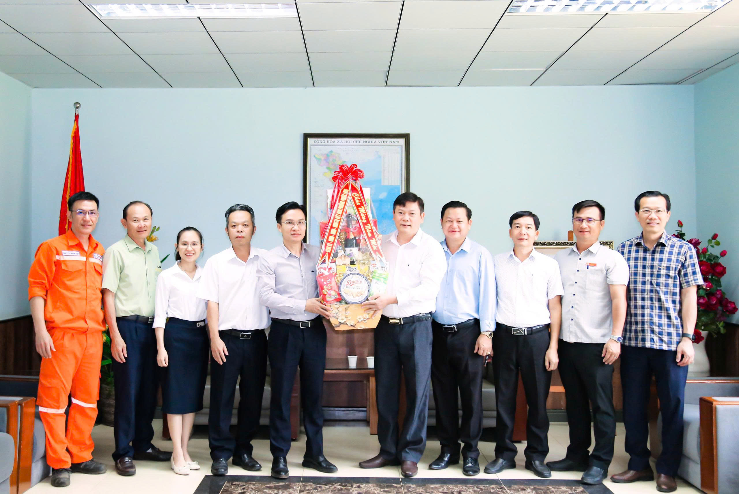 LÃNH ĐẠO UBND PHƯỜNG PHƯỚC LONG THĂM, CHÚC TẾT VÀ TẶNG QUÀ DOANH NGHIỆP, ĐƠN VỊ SỰ NGHIỆP TRÊN ĐỊA BÀN