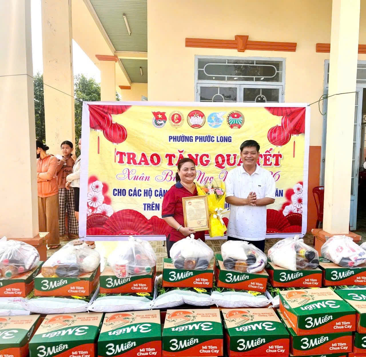 MẶT TRẬN PHƯỜNG PHƯỚC LONG: TRAO 100 PHẦN QUÀ TẾT CỦA CÂU LẠC BỘ HƯƠNG TỪ TÂM CHO HỘ CẬN NGHÈO, HỘ CÓ HOÀN CẢNH KHÓ KHĂN TRÊN ĐỊA BÀN