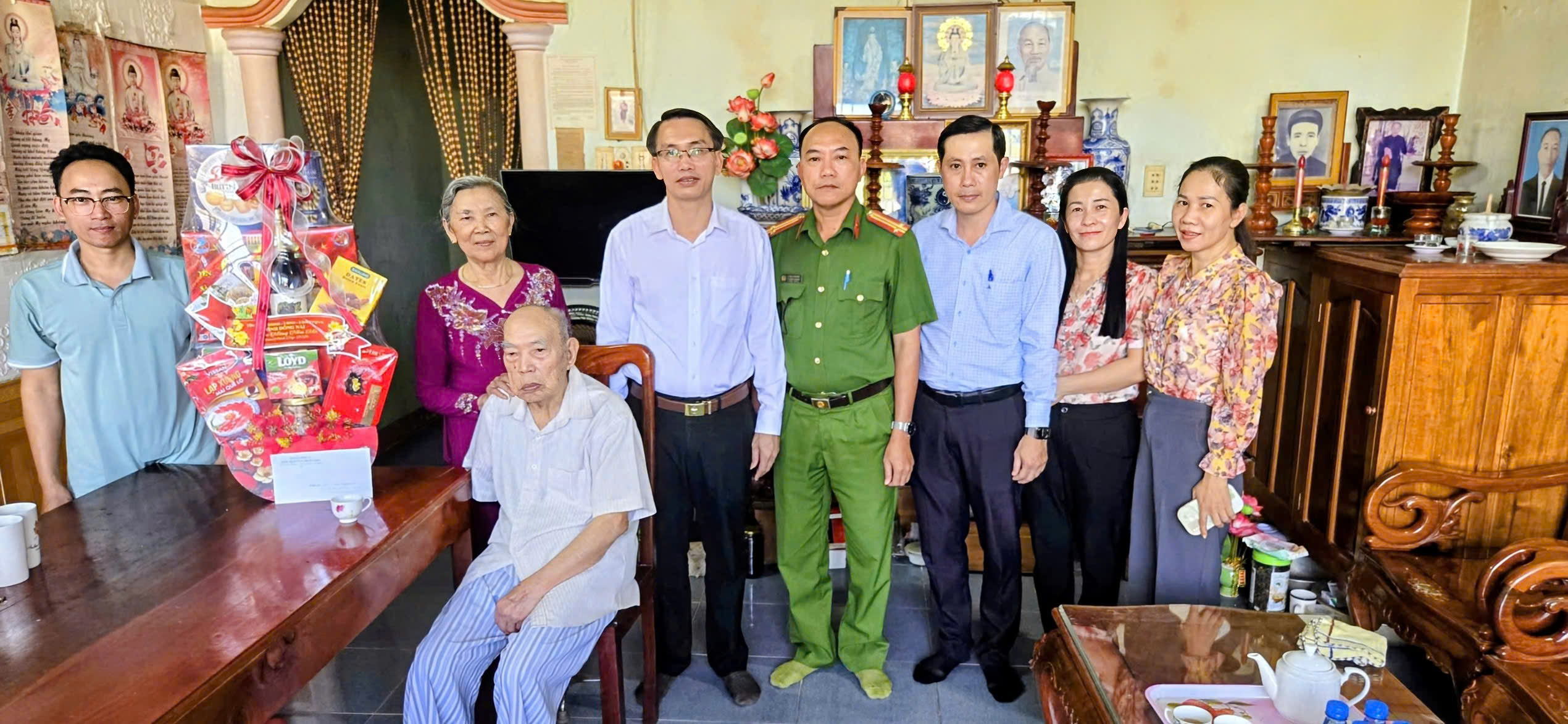 THĂM, CHÚC TẾT NGUYÊN LÃNH ĐẠO THỊ ỦY PHƯỚC LONG (CŨ), ĐẢNG VIÊN 75 NĂM TUỔI ĐẢNG