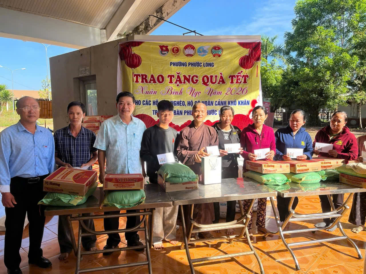 MẶT TRẬN PHƯỜNG PHƯỚC LONG: TRAO 70 PHẦN QUÀ TẾT CHO HỘ CẬN NGHÈO, HỘ CÓ HOÀN CẢNH KHÓ KHĂN TRÊN ĐỊA BÀN