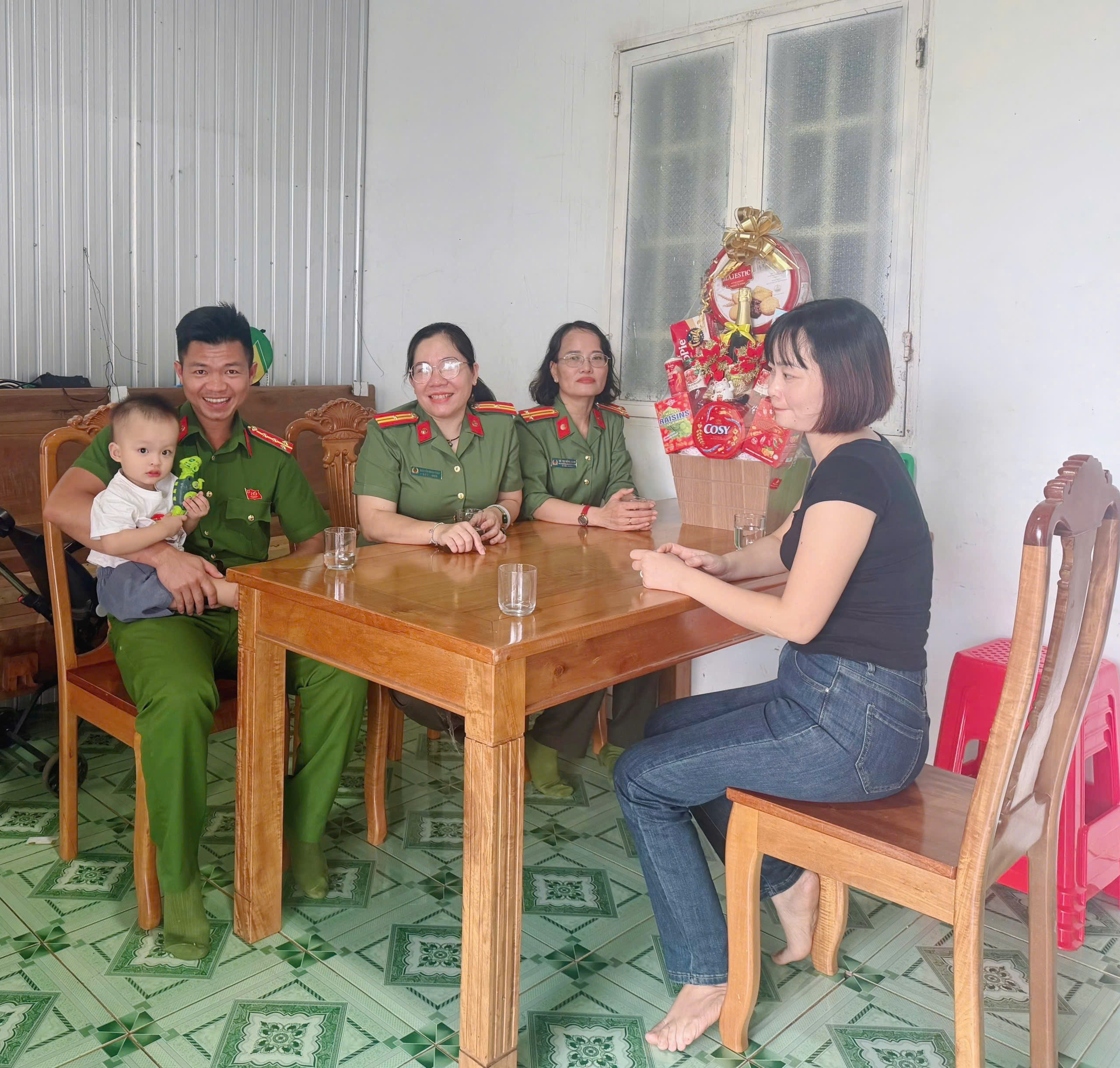 CÔNG AN PHƯỜNG PHƯỚC LONG THĂM HỎI, TẶNG QUÀ CON NUÔI CỦA ĐƠN VỊ