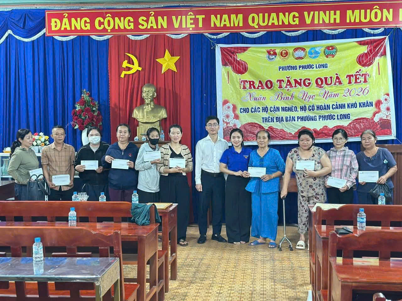 MẶT TRẬN PHƯỜNG PHƯỚC LONG: TRAO 20 PHẦN QUÀ TẾT CHO HỘ CẬN NGHÈO, HỘ CÓ HOÀN CẢNH KHÓ KHĂN TRÊN ĐỊA BÀN