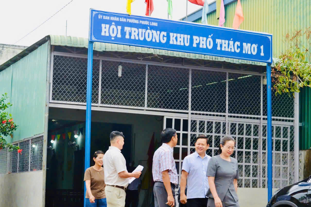 PHƯỜNG PHƯỚC LONG KIỂM TRA CÔNG TÁC TUYÊN TRUYỀN, TRANG TRÍ PHỤC VỤ BẦU CỬ