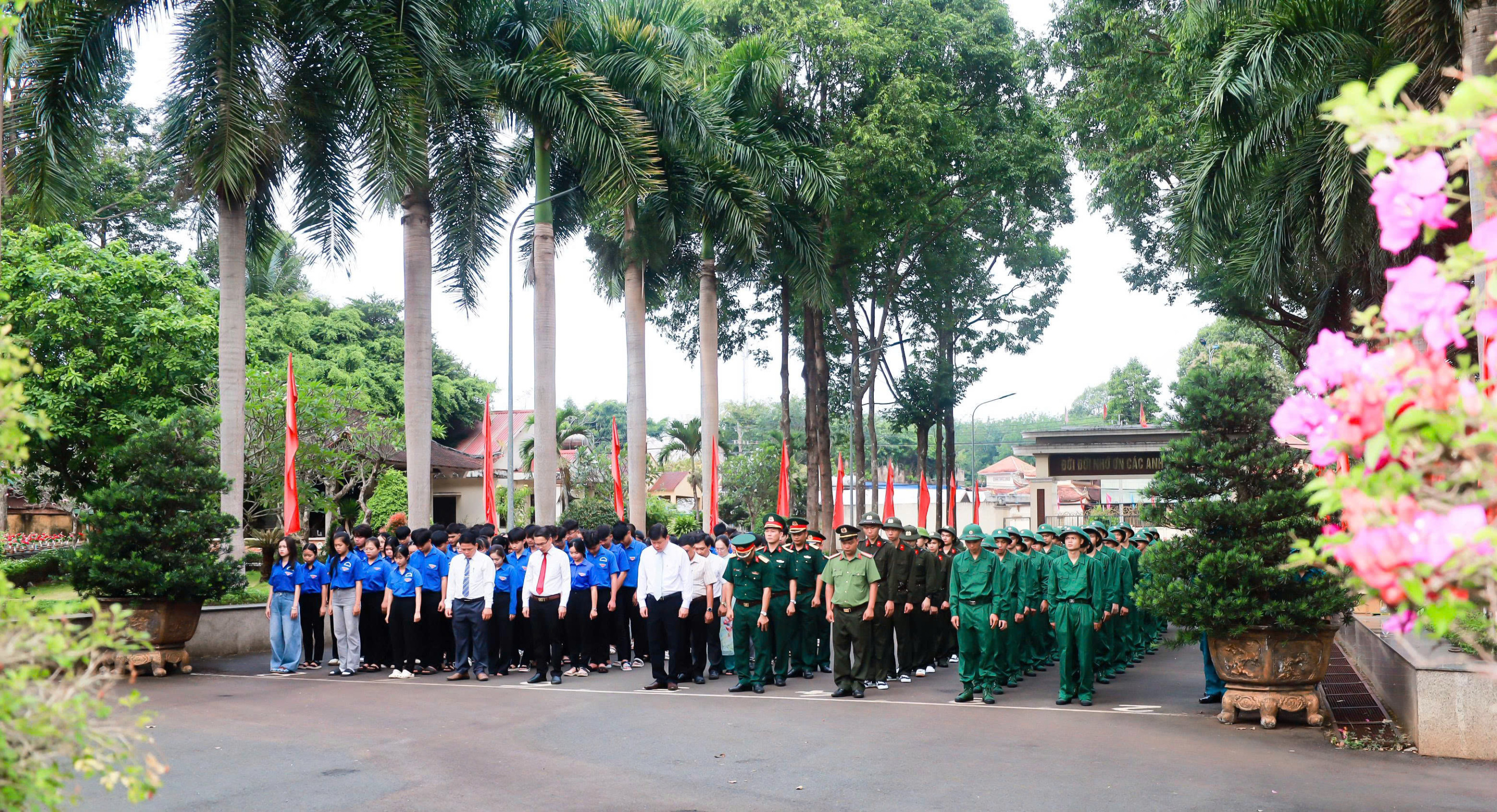 THANH NIÊN TRÚNG TUYỂN NHẬP NGŨ NĂM 2026 VIẾNG NGHĨA TRANG LIỆT SĨ