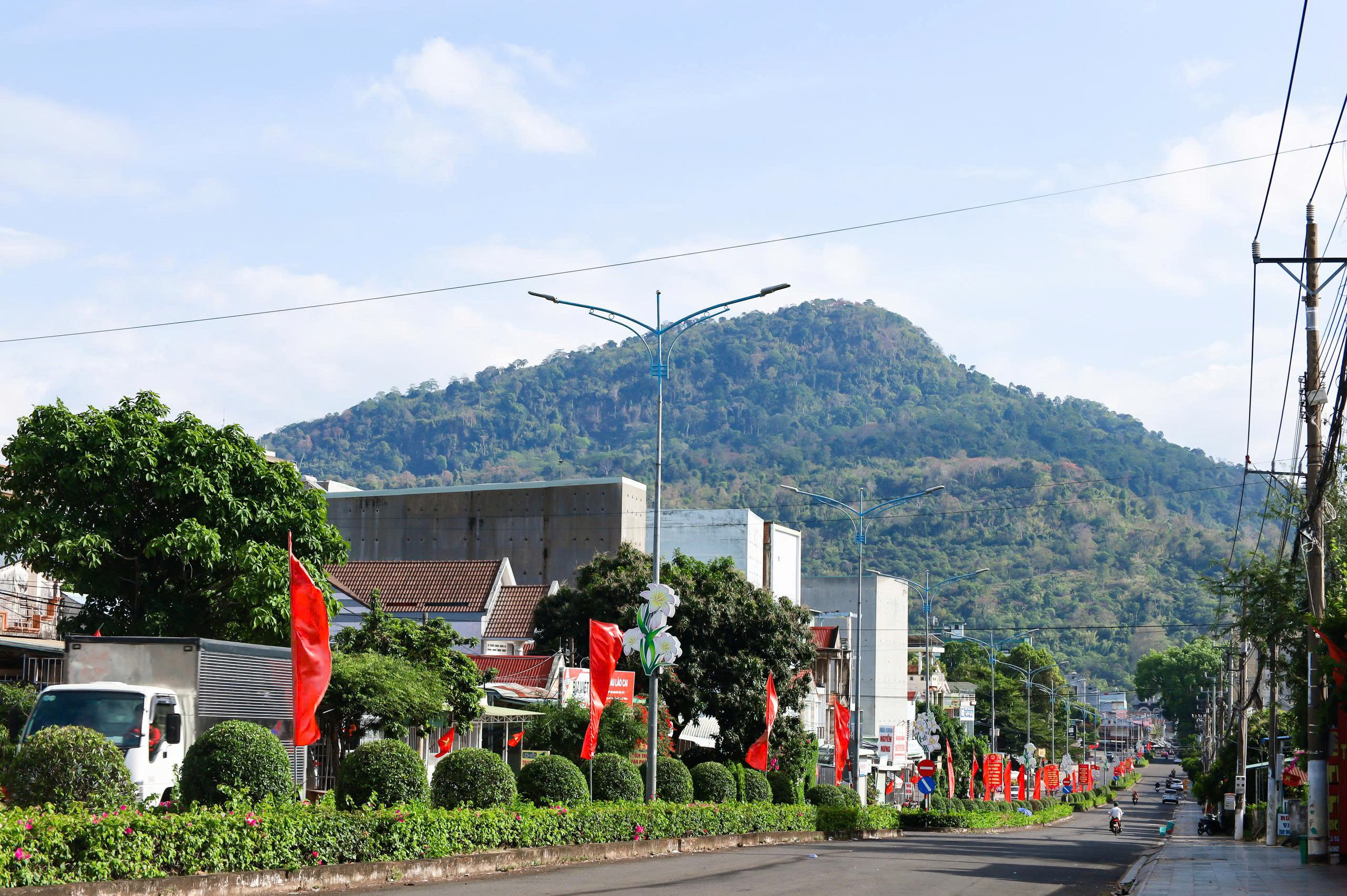 PHƯỚC LONG TRANG HOÀNG RỰC RỠ CHÀO MỪNG BẦU CỬ ĐẠI BIỂU QUỐC HỘI KHÓA XVI VÀ HĐND CÁC CẤP NHIỆM KỲ 2026 – 2031