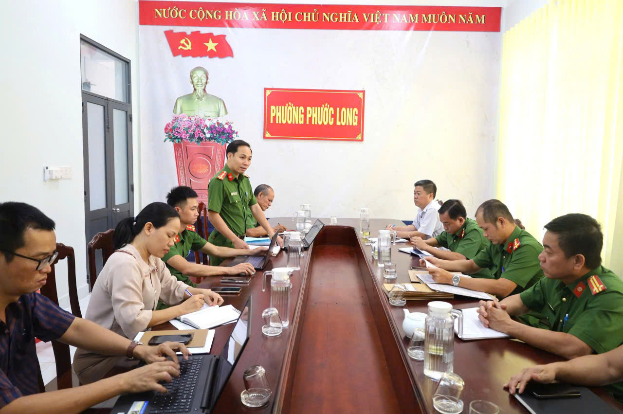 Phó Chủ tịch UBND phường Phước Long làm việc với Đoàn công tác Phòng Cảnh sát PCCC và CNCH Công an tỉnh Đồng Nai