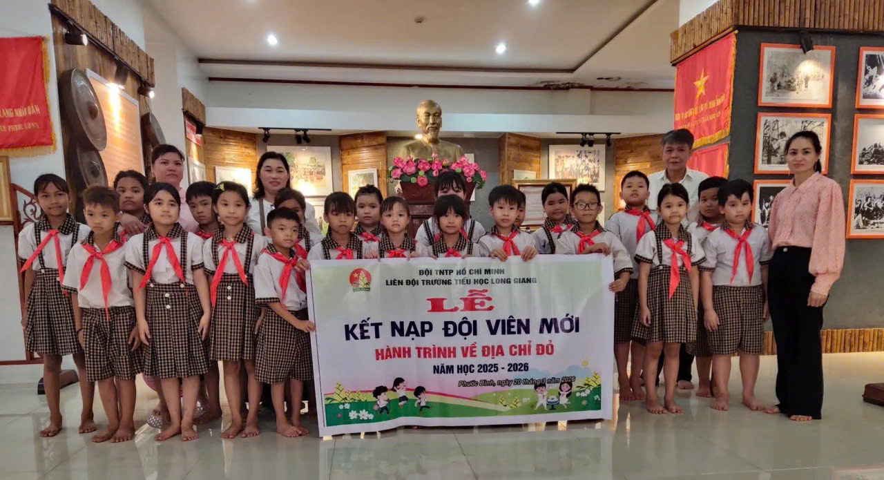 TRƯỜNG TIỂU HỌC LONG GIANG TỔ CHỨC HÀNH TRÌNH VỀ “ĐỊA CHỈ ĐỎ” VÀ KẾT NẠP ĐỘI VIÊN TẠI BẢO TÀNG CHIẾN DỊCH ĐƯỜNG 14 – PHƯỚC LONG