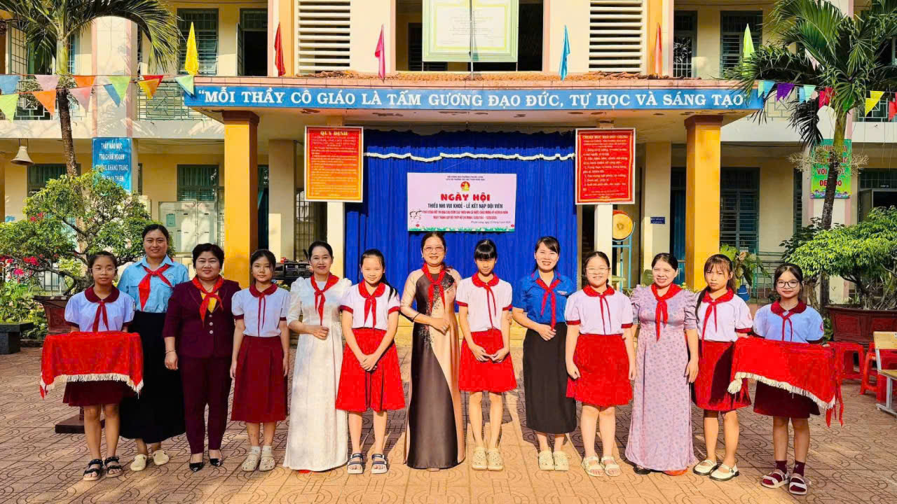 NGÀY HỘI “THIẾU NHI VUI KHỎE” VÀ LỄ KẾT NẠP ĐỘI VIÊN TẠI TRƯỜNG TIỂU HỌC TRẦN HƯNG ĐẠO