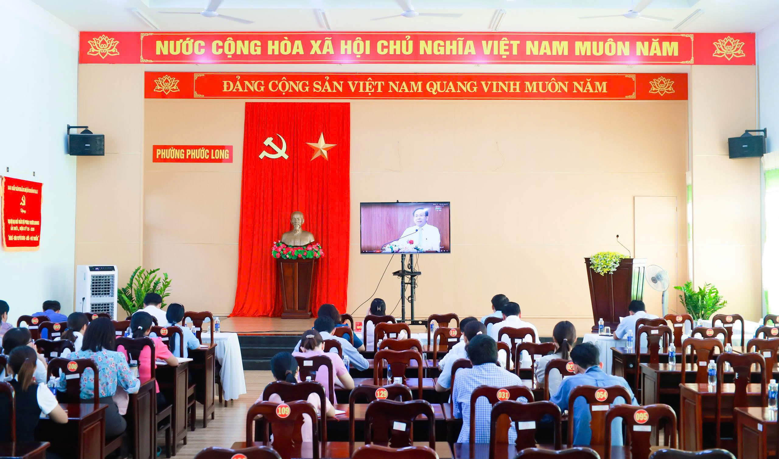 Cán bộ, đảng viên phường Phước Long dự sinh hoạt chi bộ thường kỳ tháng 4-2026