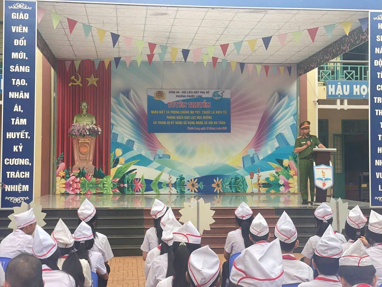 TUYÊN TRUYỀN PHÒNG, CHỐNG MA TÚY, THUỐC LÁ ĐIỆN TỬ, BẠO LỰC HỌC ĐƯỜNG VÀ KỸ NĂNG SỬ DỤNG MẠNG XÃ HỘI AN TOÀN TẠI TRƯỜNG HỌC