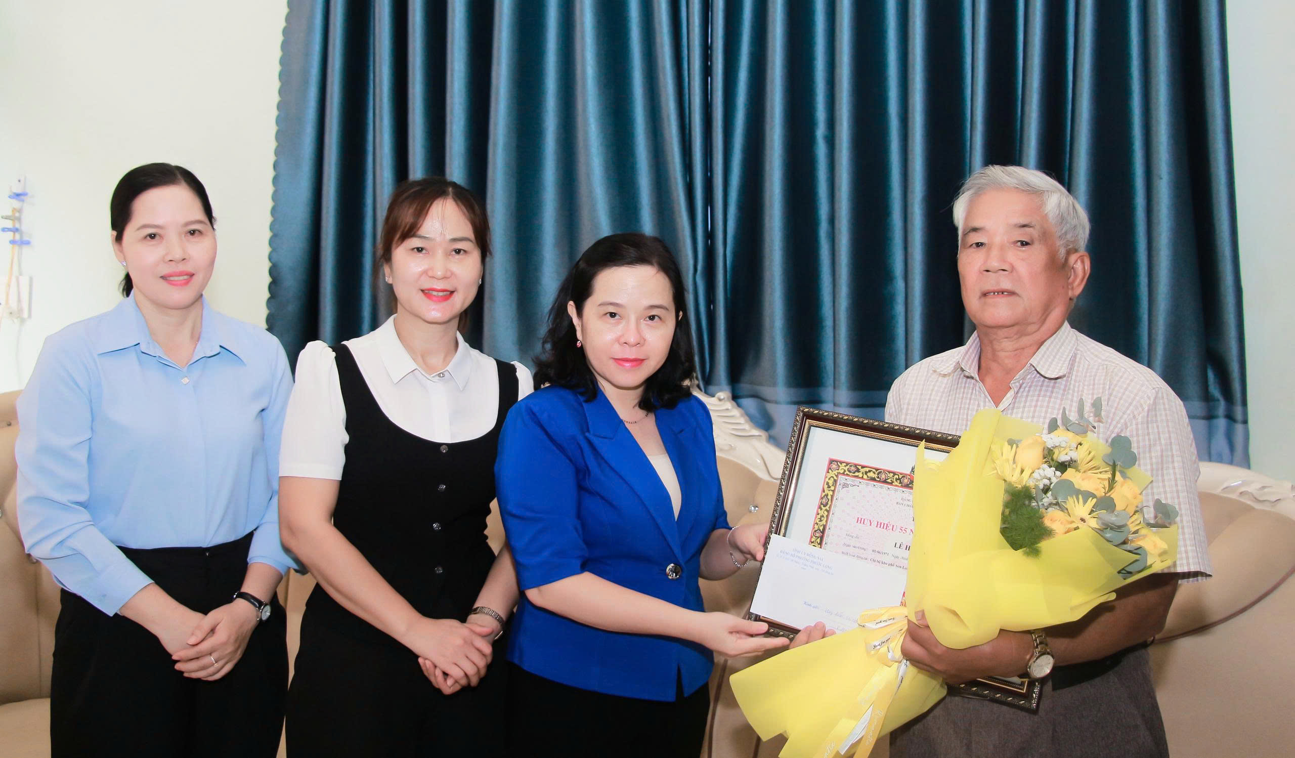 Lãnh đạo phường Phước Long trao tặng Huy hiệu 55 năm, 40 năm tuổi Đảng