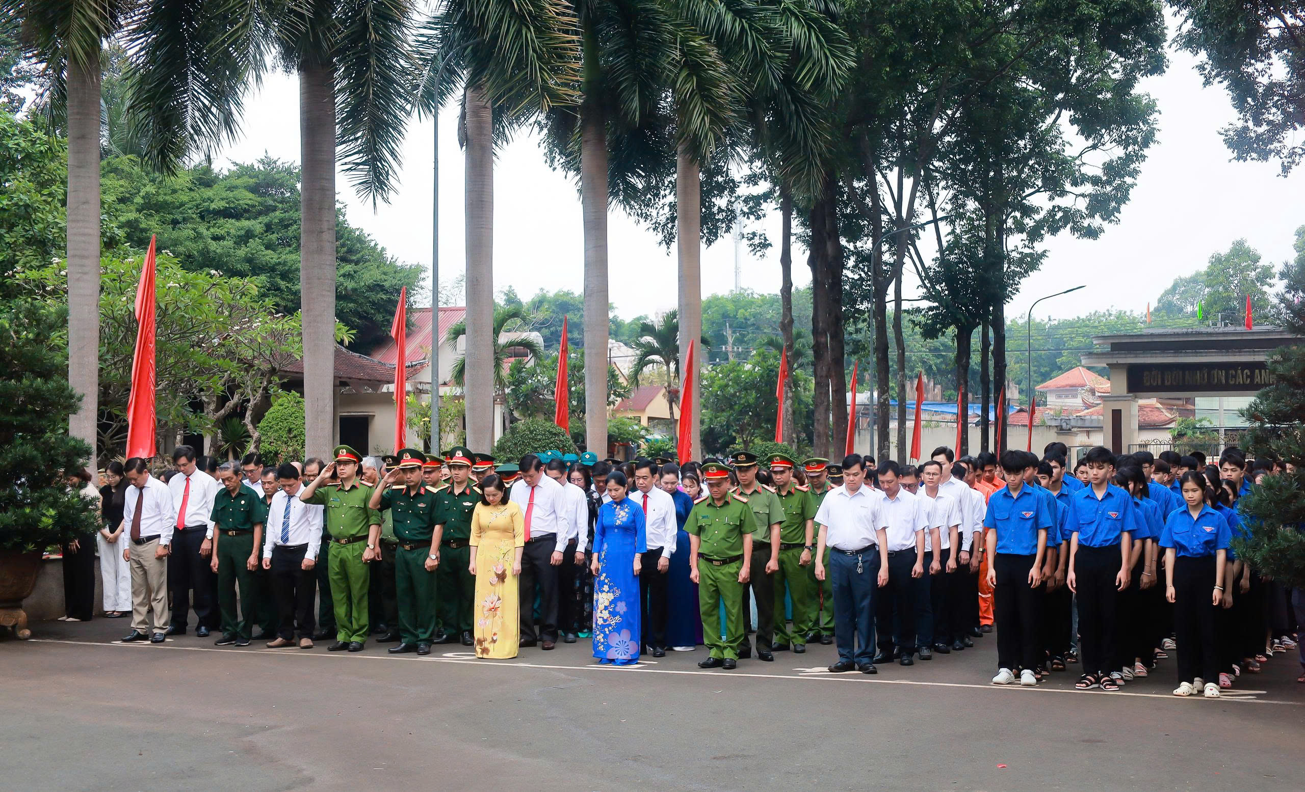 LỄ VIẾNG NGHĨA TRANG LIỆT SĨ NHÂN DỊP KỶ NIỆM 51 NĂM NGÀY GIẢI PHÓNG MIỀN NAM, THỐNG NHẤT ĐẤT NƯỚC