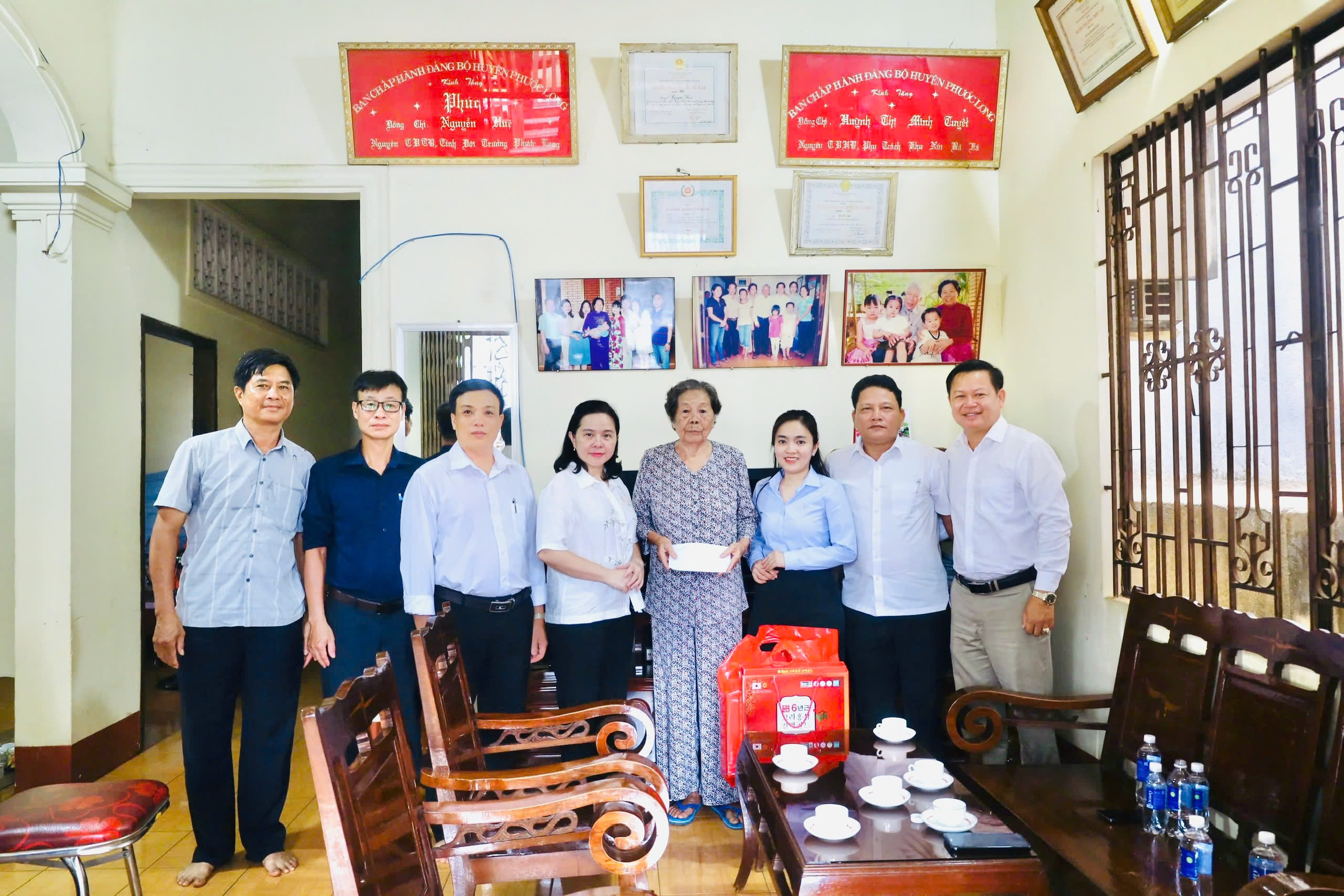 PHƯỚC LONG: THĂM, TẶNG QUÀ NGƯỜI CÓ CÔNG NHÂN KỶ NIỆM 51 NĂM NGÀY GIẢI PHÓNG MIỀN NAM, THỐNG NHẤT ĐẤT NƯỚC