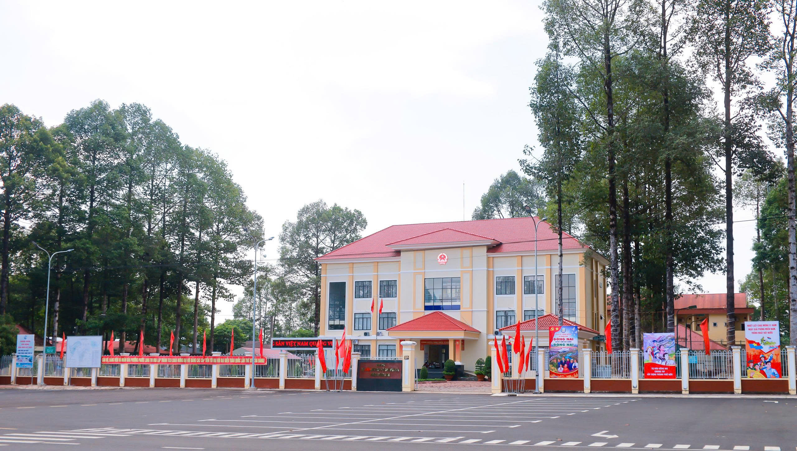 PHƯỚC LONG RỰC RỠ CỜ HOA CHÀO MỪNG NGÀY KỶ NIỆM, LỄ LỚN CỦA QUÊ HƯƠNG, ĐẤT NƯỚC VÀ SỰ KIỆN LỊCH SỬ THÀNH LẬP THÀNH PHỐ ĐỒNG NAI