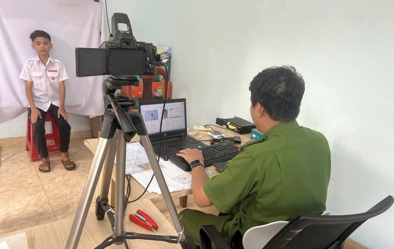 TUỔI TRẺ CÔNG AN PHƯỜNG PHƯỚC LONG XUNG KÍCH, TẬN TÌNH PHỤC VỤ NHÂN DÂN TRONG CAO ĐIỂM CẤP CĂN CƯỚC VÀ ĐỊNH DANH ĐIỆN TỬ