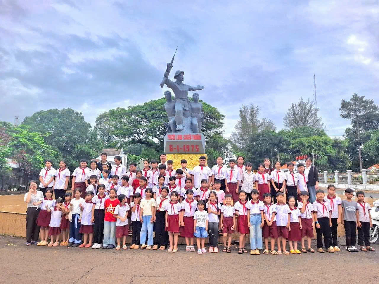 TRƯỜNG TIỂU HỌC KIM ĐỒNG TỔ CHỨC CHUYẾN THAM QUAN, TÌM HIỂU LỊCH SỬ TẠI CÁC DI TÍCH TRÊN ĐỊA BÀN PHƯỜNG PHƯỚC LONG