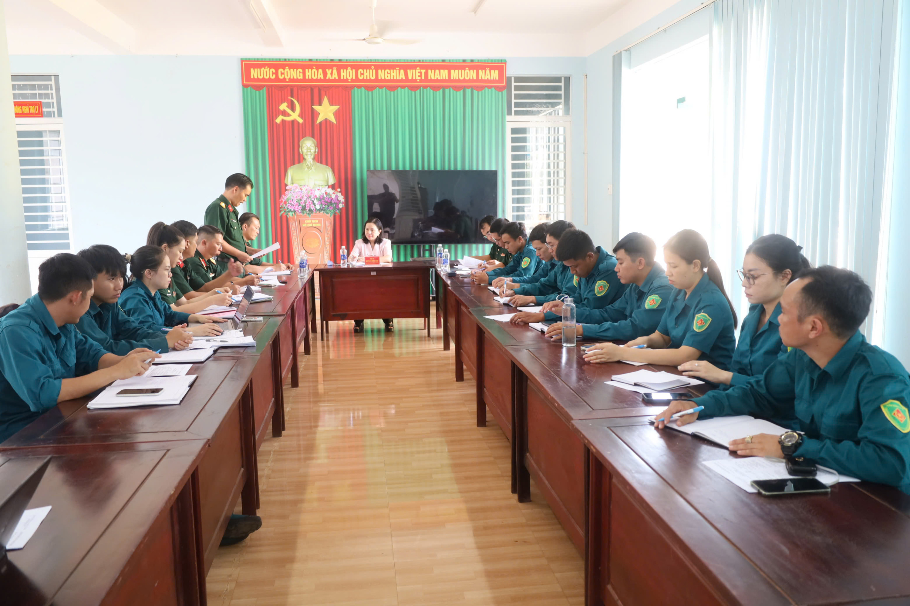 Thành ủy viên, Bí thư Đảng ủy phường Phước Long Nguyễn Thị Hương Giang dự sinh hoạt chi bộ Quân sự định kỳ tháng 6/2026