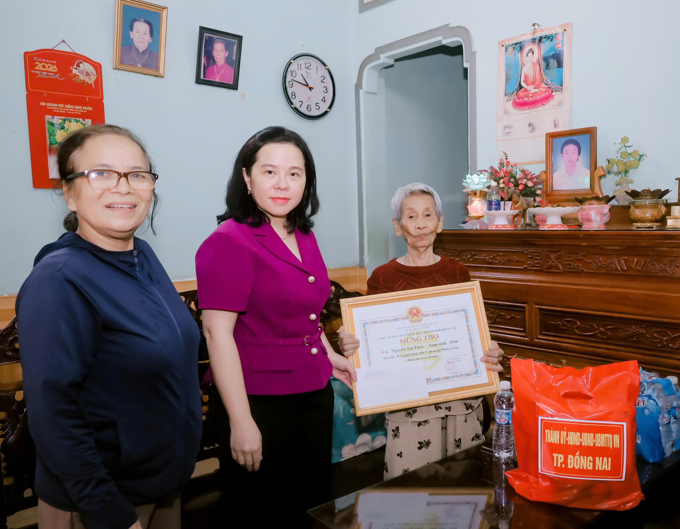 PHƯỜNG PHƯỚC LONG TỔ CHỨC THĂM HỎI, CHÚC THỌ NGƯỜI CAO TUỔI TRÒN 90 TUỔI TRÊN ĐỊA BÀN